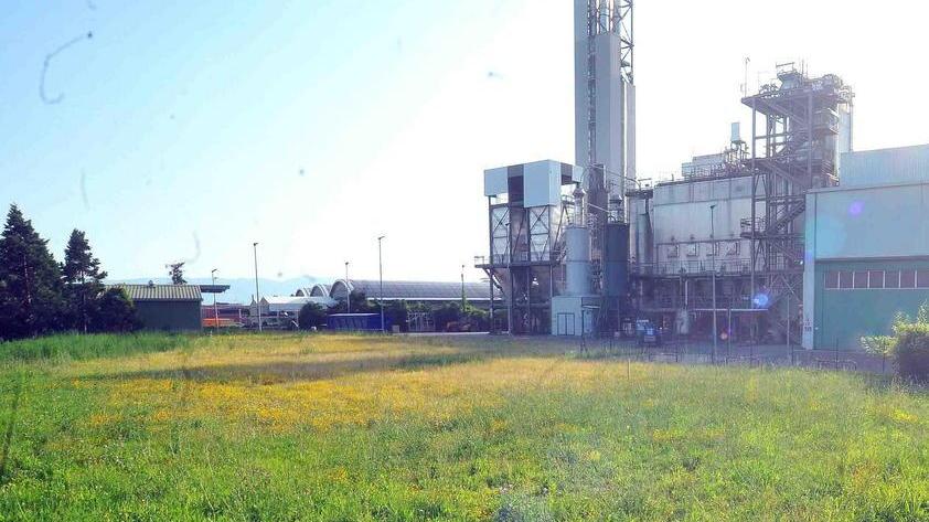 L'area che sarà impermeabilizzata intorno all'inceneritore di Montale (foto Gori)