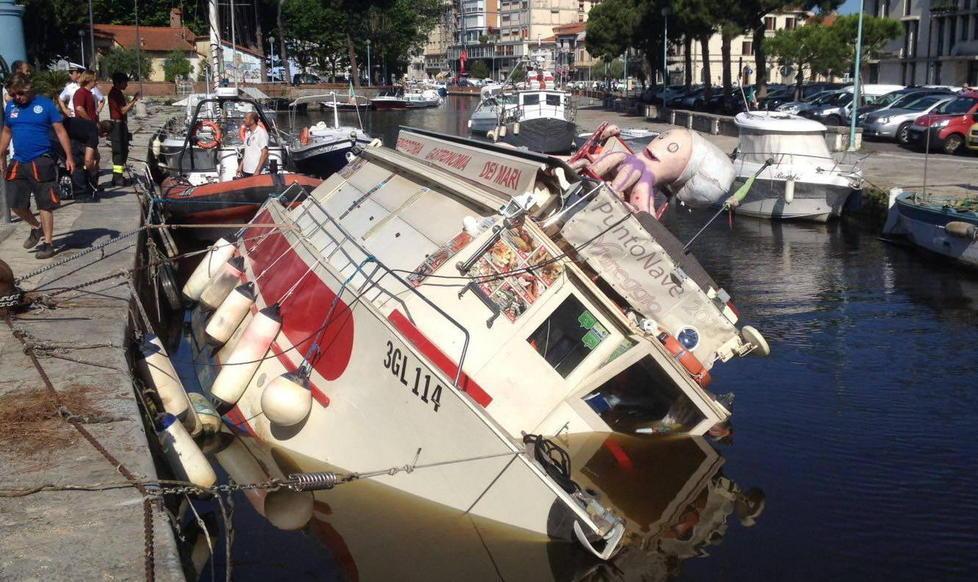 Barchina del fritto affondata: colpa della bassa marea 