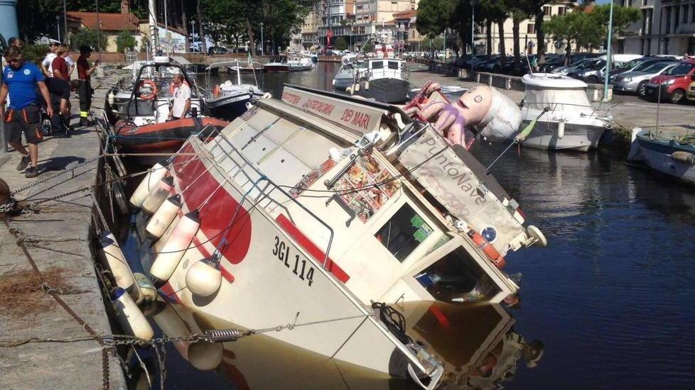 Barchina del fritto affondata: colpa della bassa marea