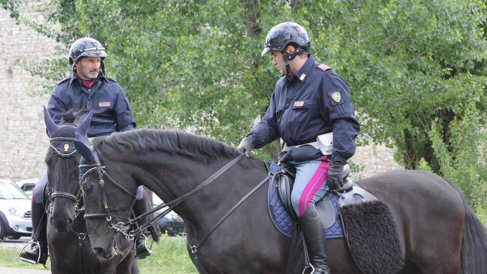 I poliziotti a cavallo fermano lo scippatore