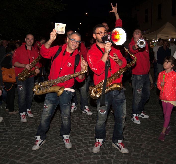 Dj set, spettacoli e buona cucina In ventimila alla Notte bianca
