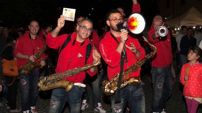 Dj set, spettacoli e buona cucina In ventimila alla Notte bianca