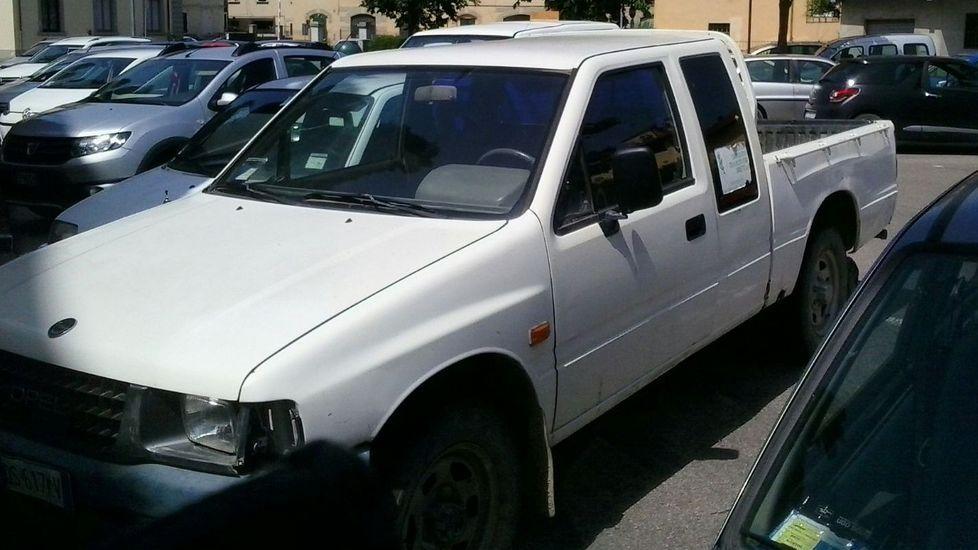 I ladri parcheggiano il pick up in piazza
