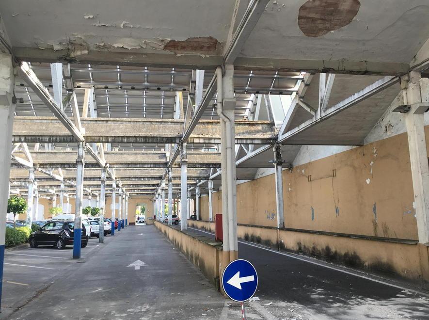 Pezzi d’intonaco sulle auto nella zona della biblioteca