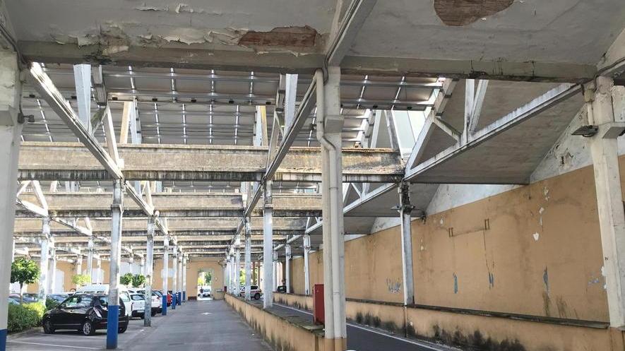 Pezzi d’intonaco sulle auto nella zona della biblioteca