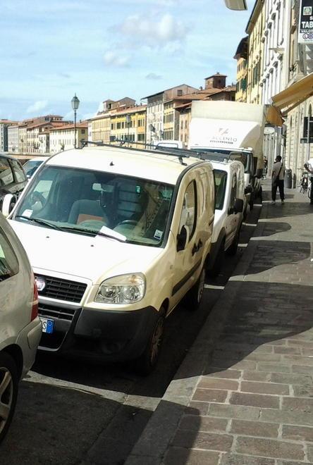 Gli autisti dei bus: «Esasperati da cantieri e soste selvagge»