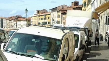 Gli autisti dei bus: «Esasperati da cantieri e soste selvagge»