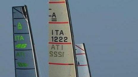 Spettacolo a Marina con i velocissimi catamarani Uacc