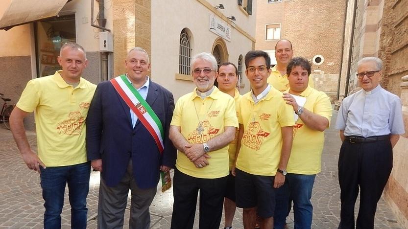 Al neosindaco fascia tricolore e un cactus