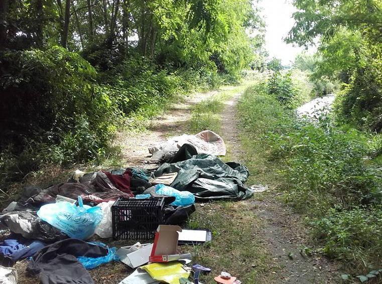 Ennesima discarica in mezzo alla natura 