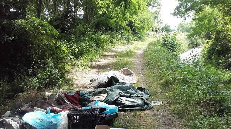 Ennesima discarica in mezzo alla natura