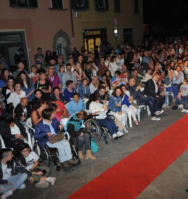Successo per la sfilata di moda organizzata dai commercianti di Ponte Buggianese