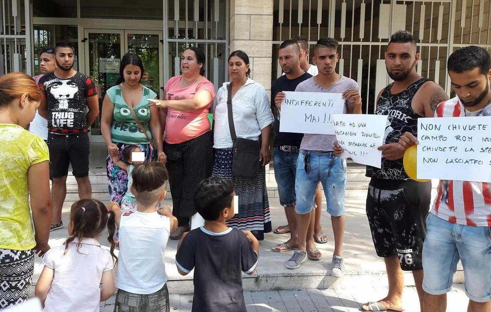 Le famiglie protestano davanti al municipio 