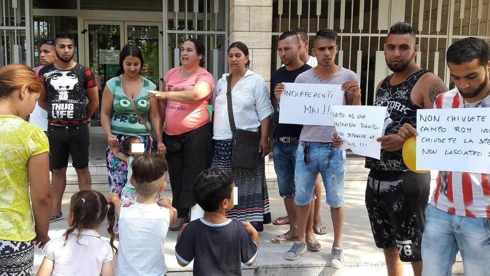 Le famiglie protestano davanti al municipio