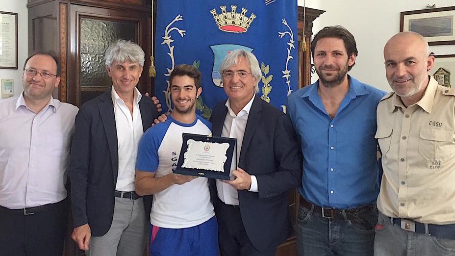Buratti premia il campione di karate Gabriele Petroni