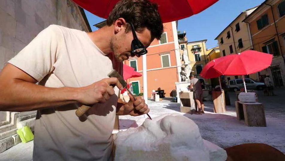 La magia della scultura a mano