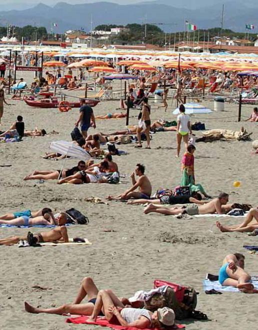 Rubava in spiaggia, ora è ai domiciliari «Sono disperata» 