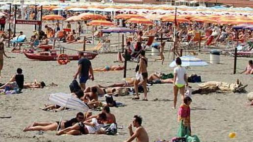 Rubava in spiaggia, ora è ai domiciliari «Sono disperata»