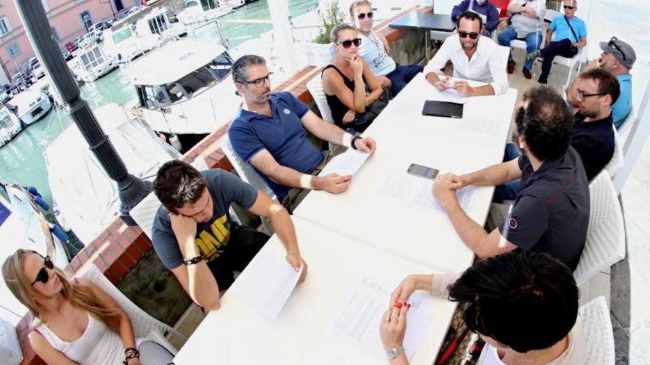 La rabbia dei ristoratori «Siamo pieni di rifiuti»