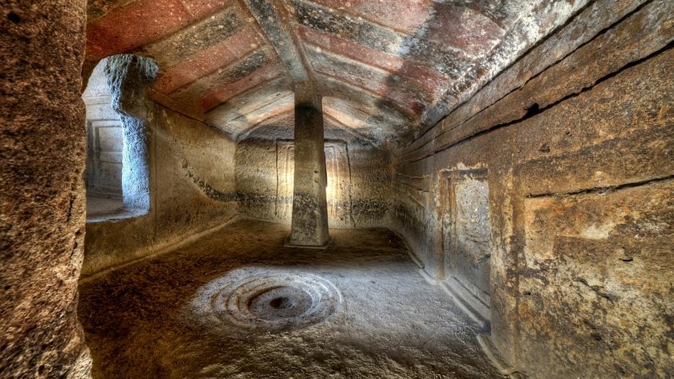 Viaggio alla scoperta di S’Incantu, la magica domus de janas dipinta 