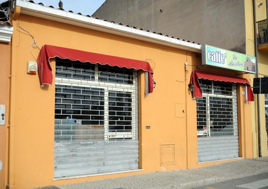 Bruciano il loro bar per l’assicurazione 