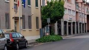 Urta una donna in bici e poi si dà alla fuga