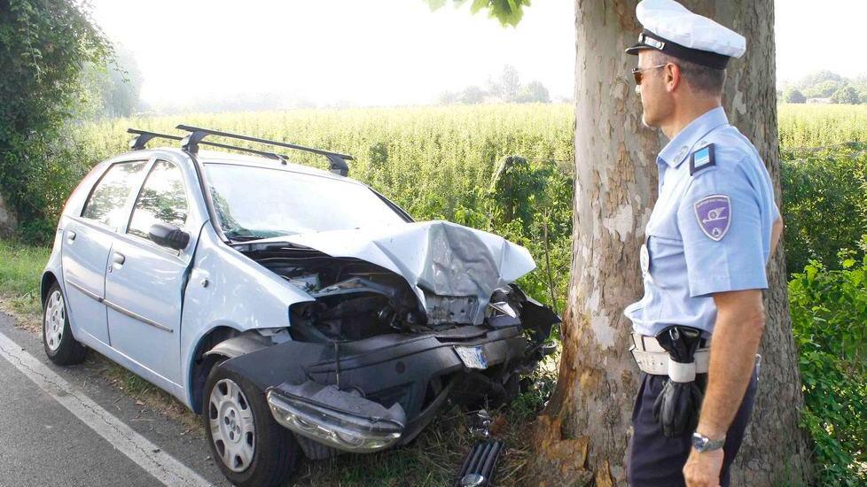 Auto contro un platano: ferito