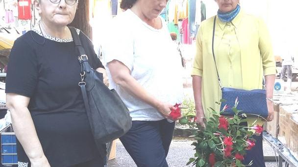 Fiori in piazza per l’ambulante