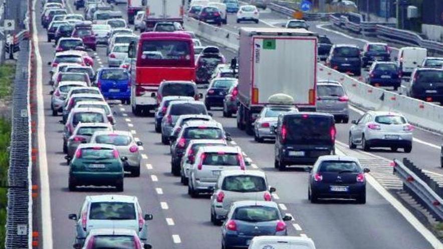Camion si ribalta in A1, il traffico va in tilt