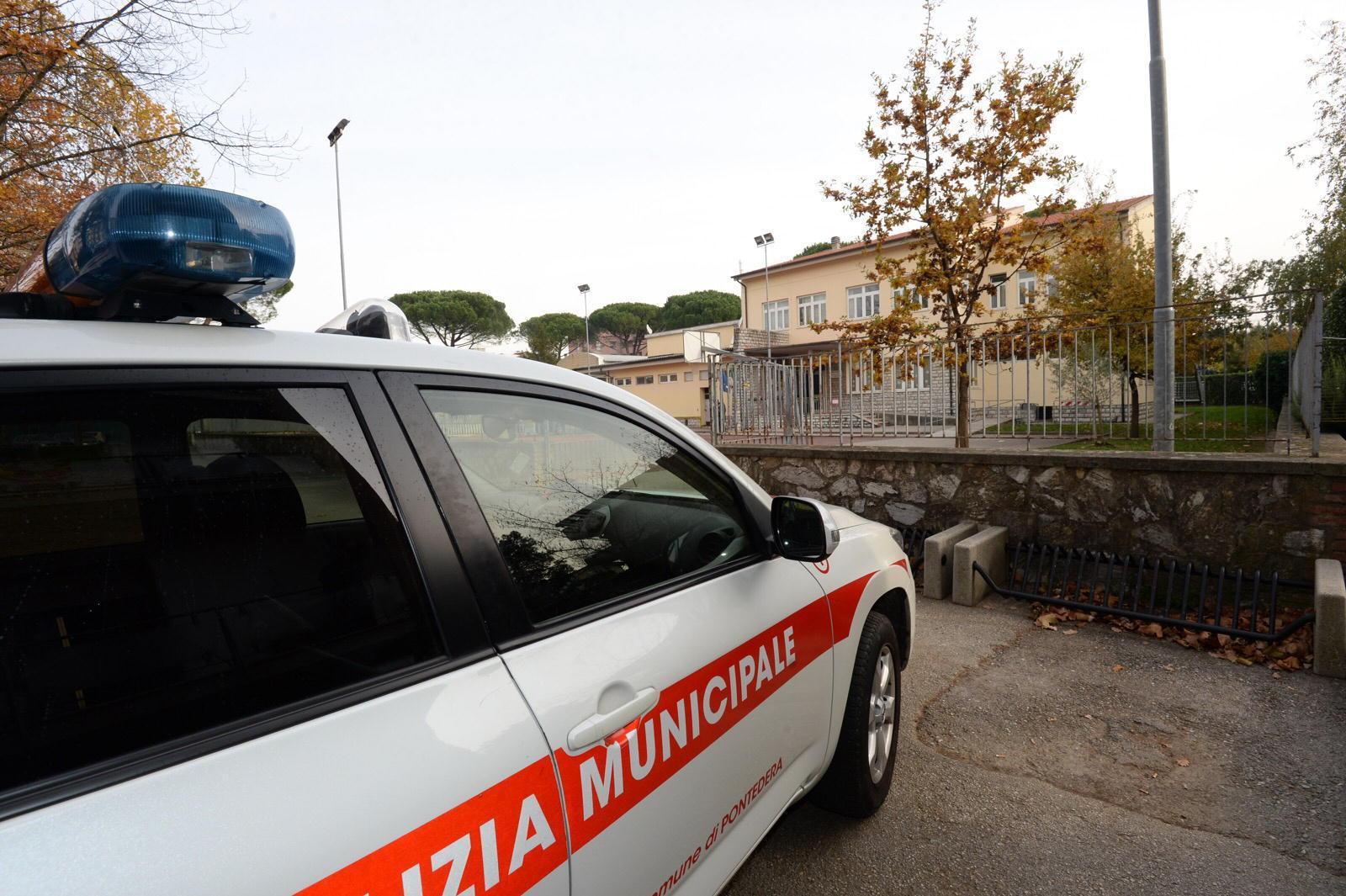 Un'auto dei vigili urbani di Pontedera