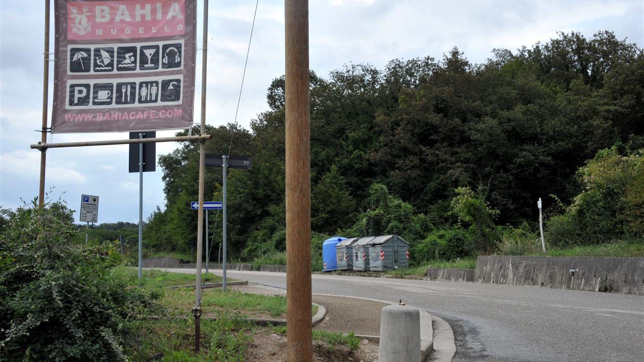 L'insegna del locale Bahia sul lago di Bilancino