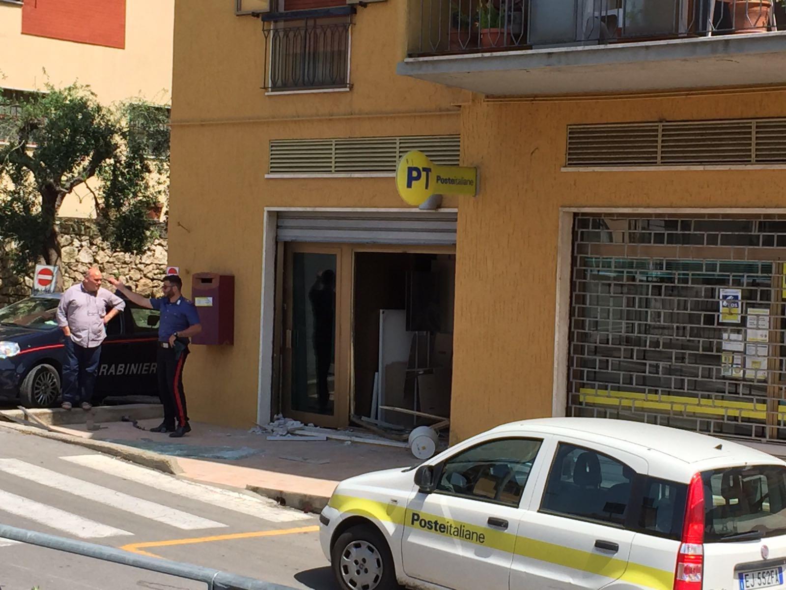 I carabinieri davanti al bancomat sventrato nella notte (foto Enzo Russo)
