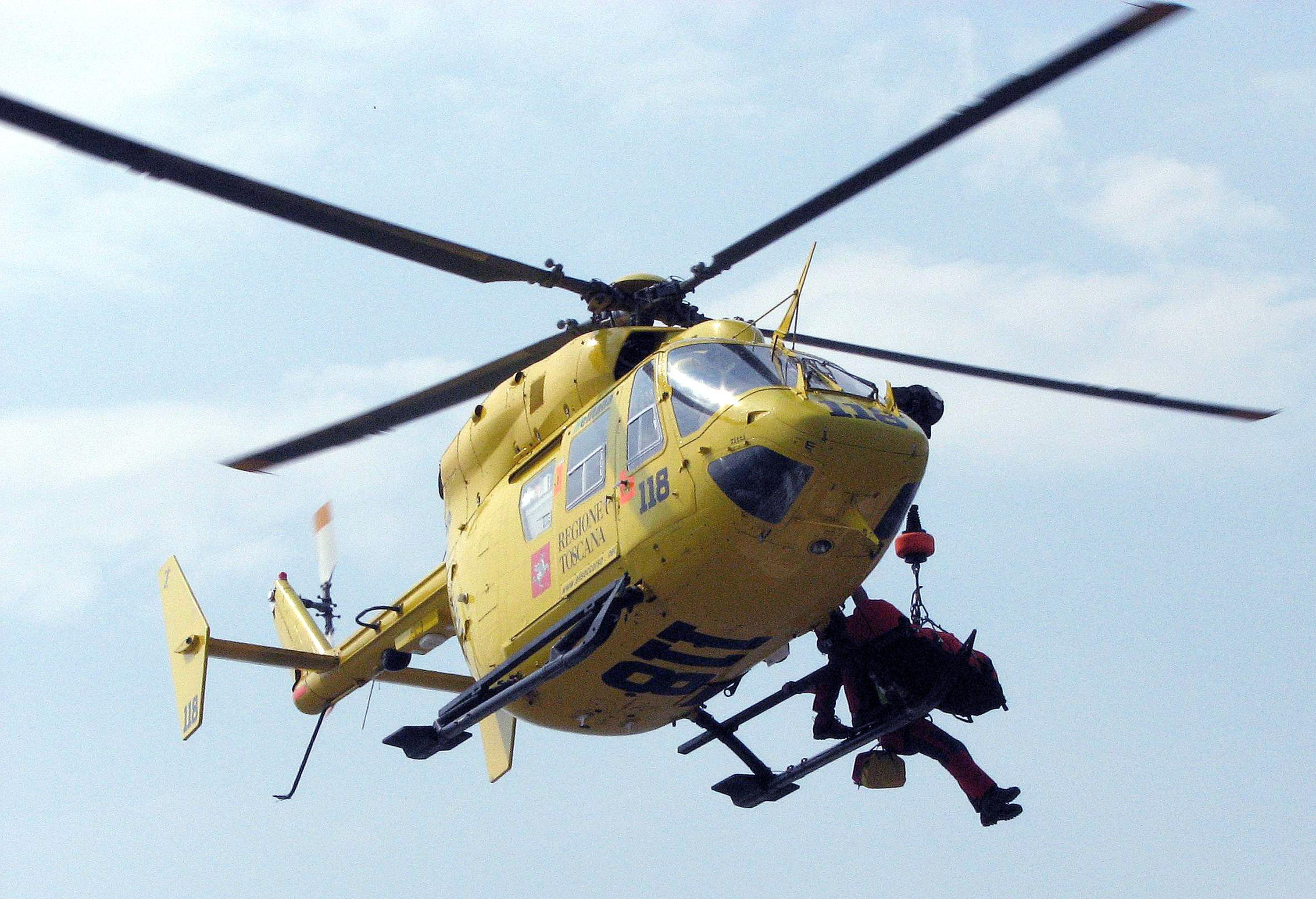 Si sente male in spiaggia, turista soccorsa e rianimata
