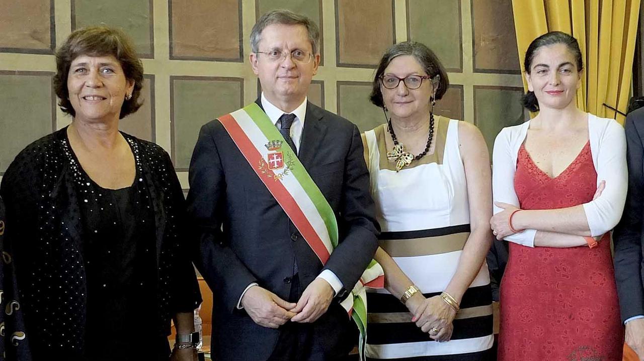 Un momento della premiazione in Comune (foto Fabio Muzzi)