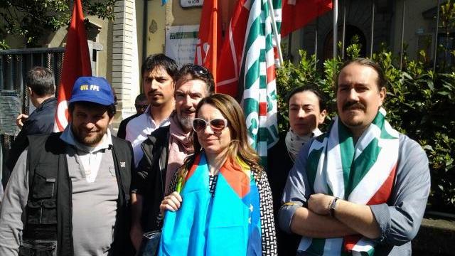 Una manifestazione di protesta contro i ritardi nei pagamenti della Cooperativa Agorà