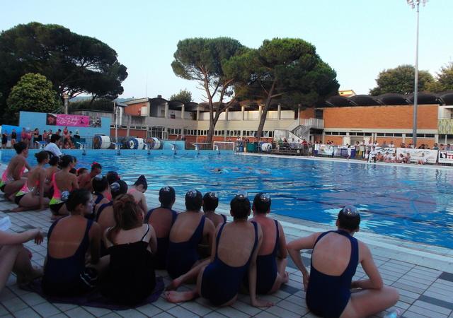 Un momento della manifestazione alla piscina di via Roma