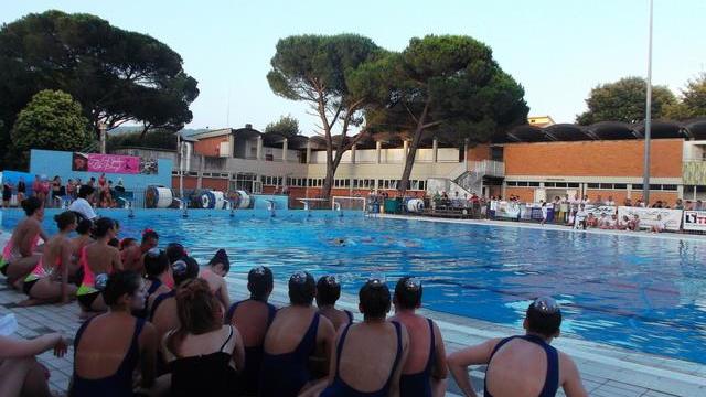 Un momento della manifestazione alla piscina di via Roma