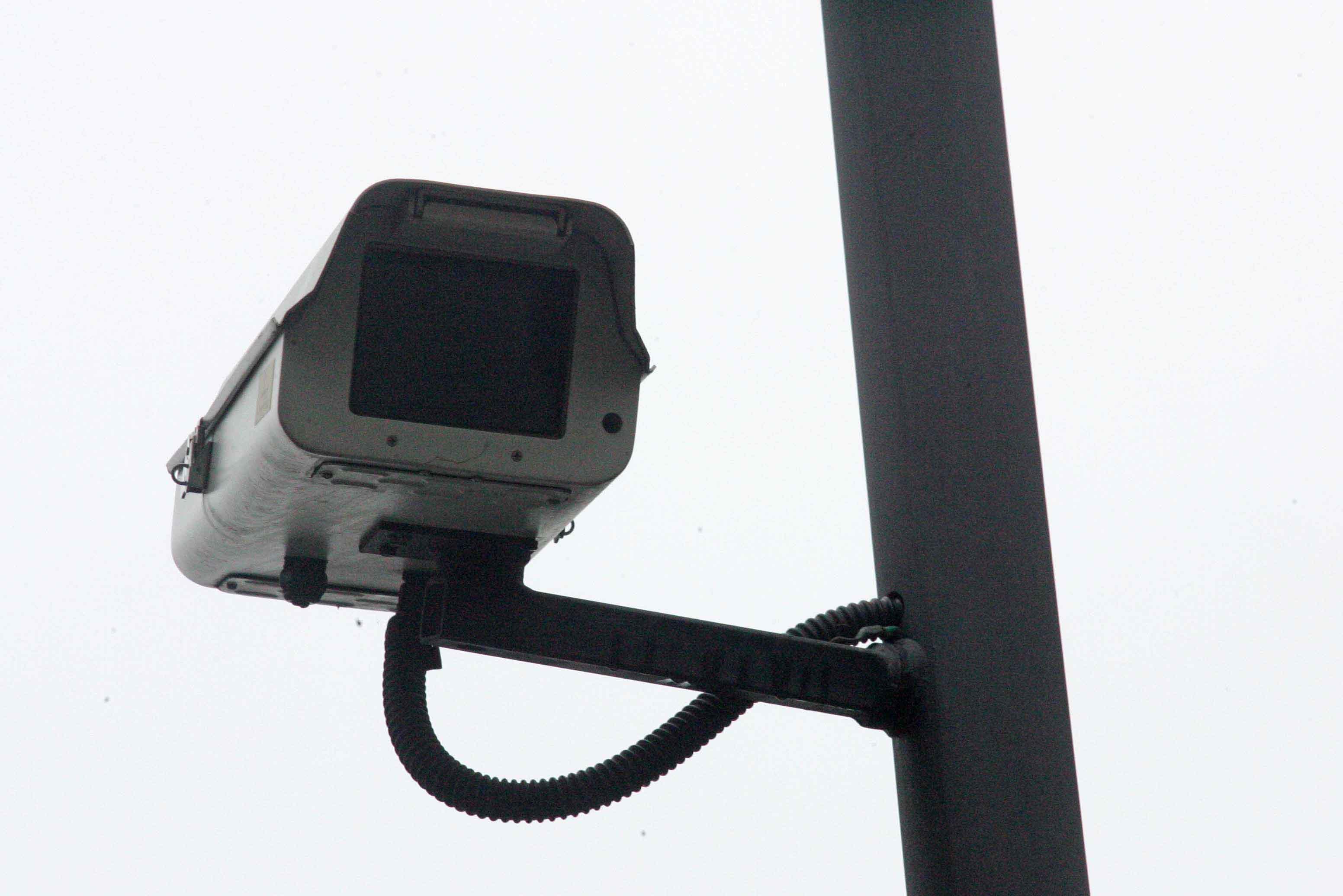 Incastrato dalle telecamere: doveva essere ai domiciliari ma era in piazza