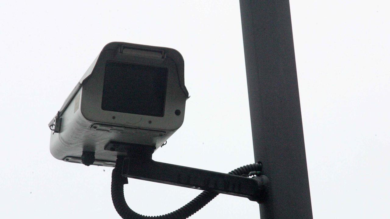 Incastrato dalle telecamere: doveva essere ai domiciliari ma era in piazza