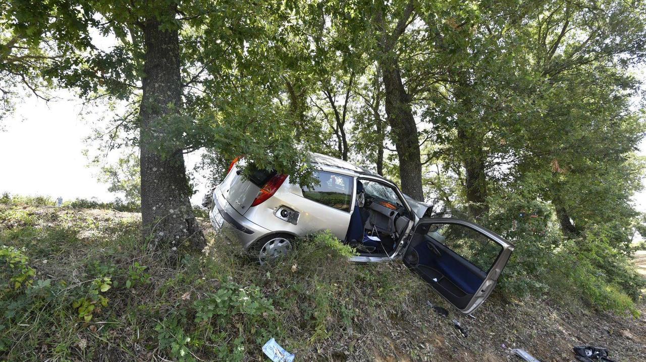 L'auto finita fuori strada (foto Bf)