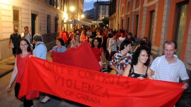 Violenza sulle donne, Massa dice no: in centinaia al corteo per la "Notte dei drappi rossi"
