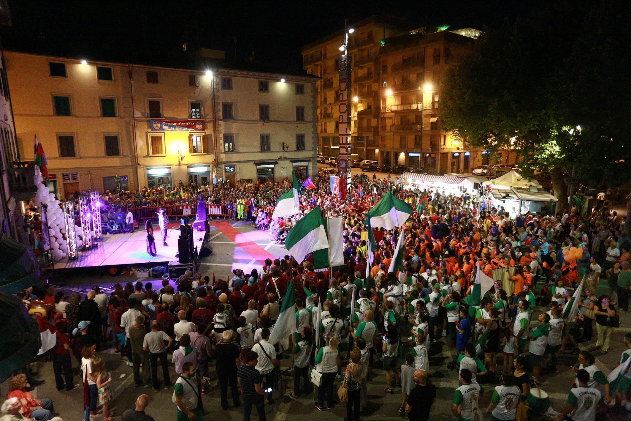 La piazza gremita per la sfilata (foto agenzia Sestini) 