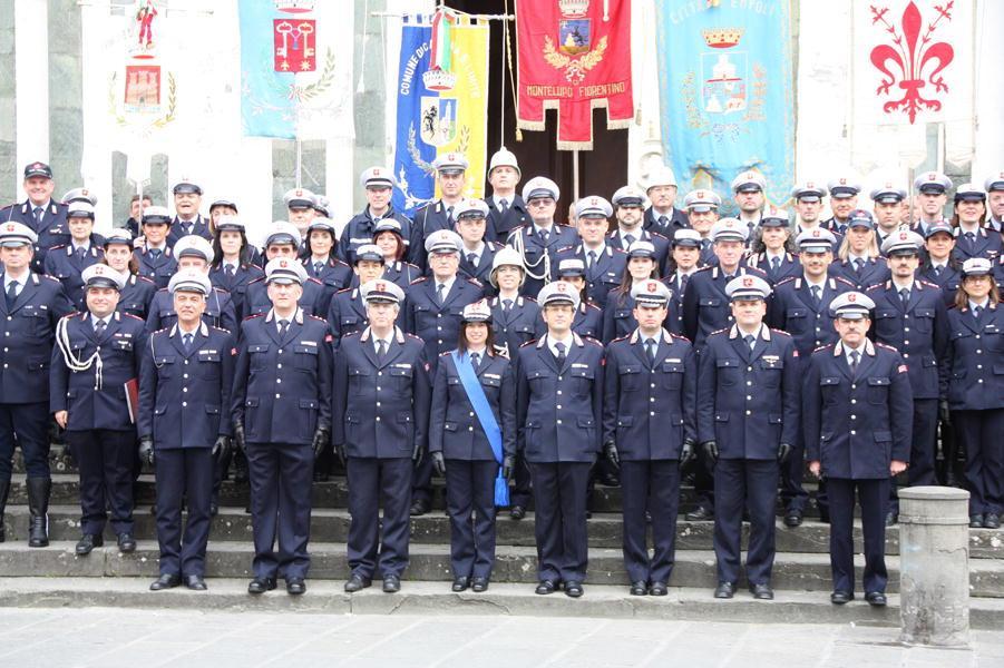 Gli agenti della polizia municipale dell’Empolese Valdelsa, al centro la comandante Annalisa Maritan