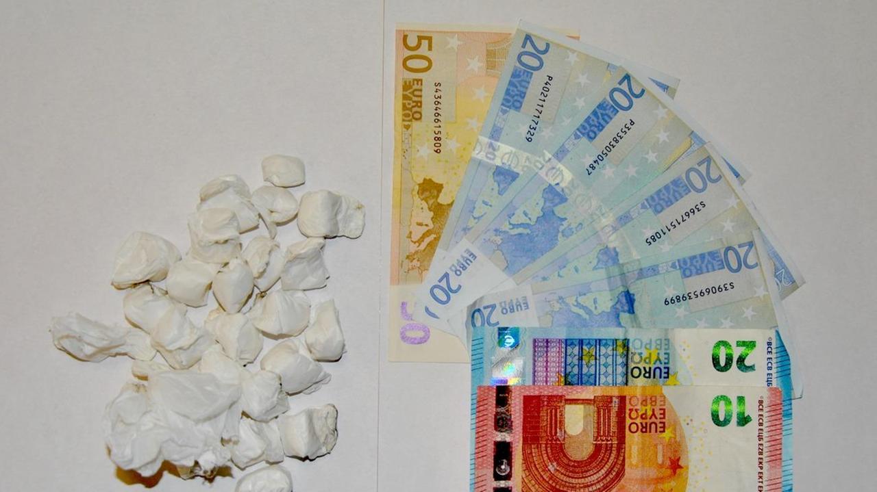 Sono state sequestrate alcune dosi di cocaina e del denaro