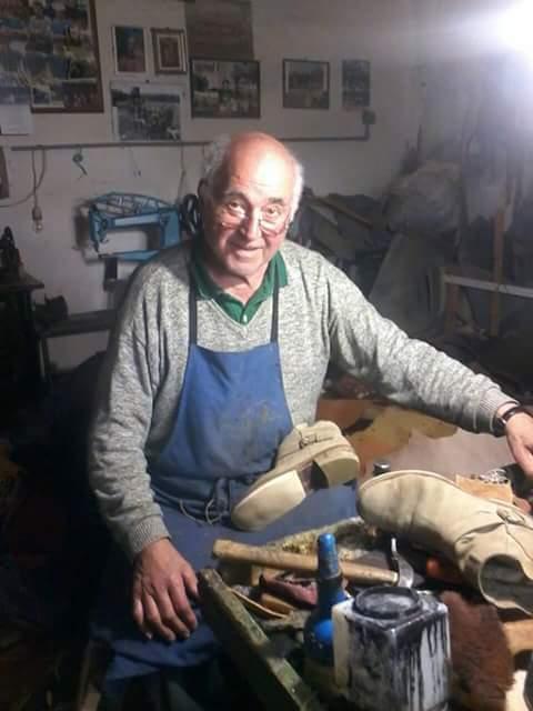 Mario Marretti nella sua bottega da calzolaio