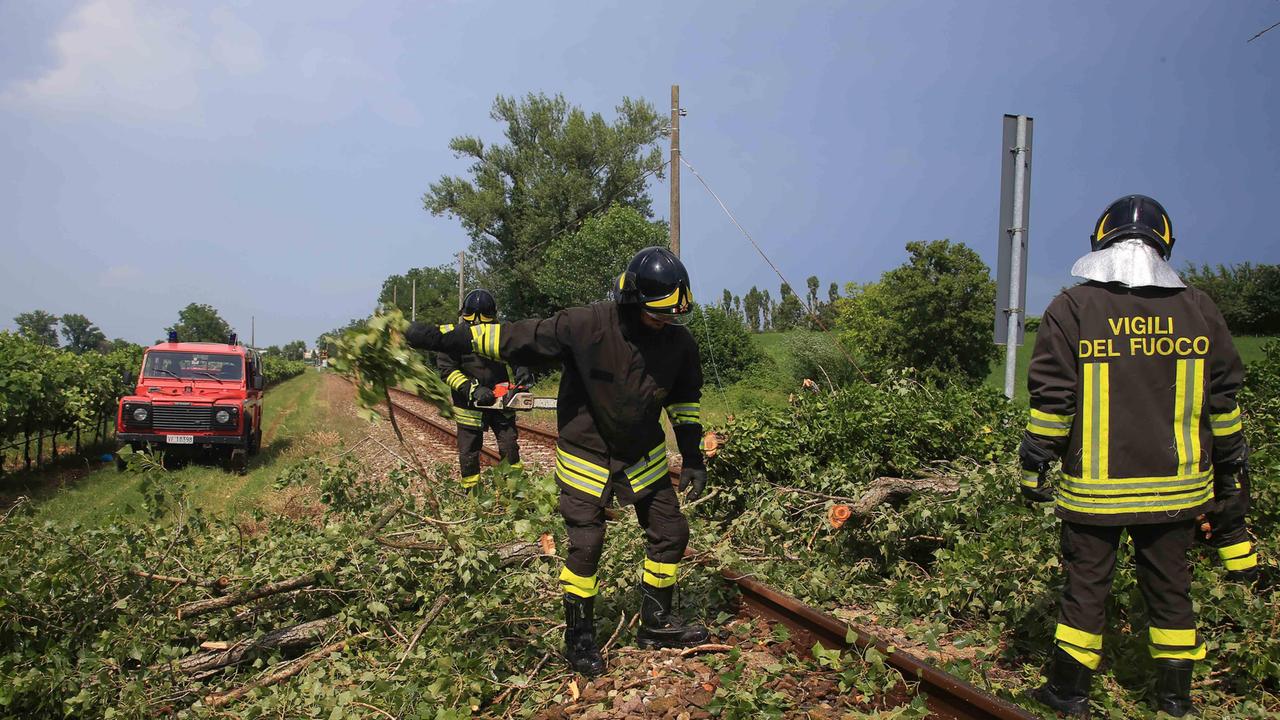 Albero sulla ferrovia, fermata la Reggio-Ciano