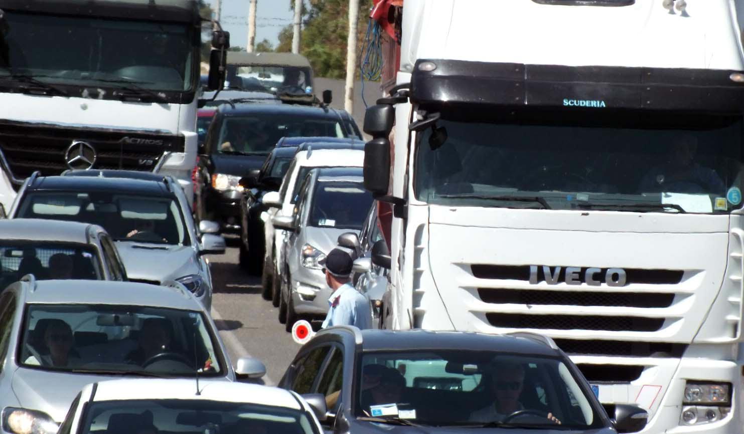 Un vigile in mezzo alle auto in viale Unità d’Italia (foto Paolo Barlettani)
