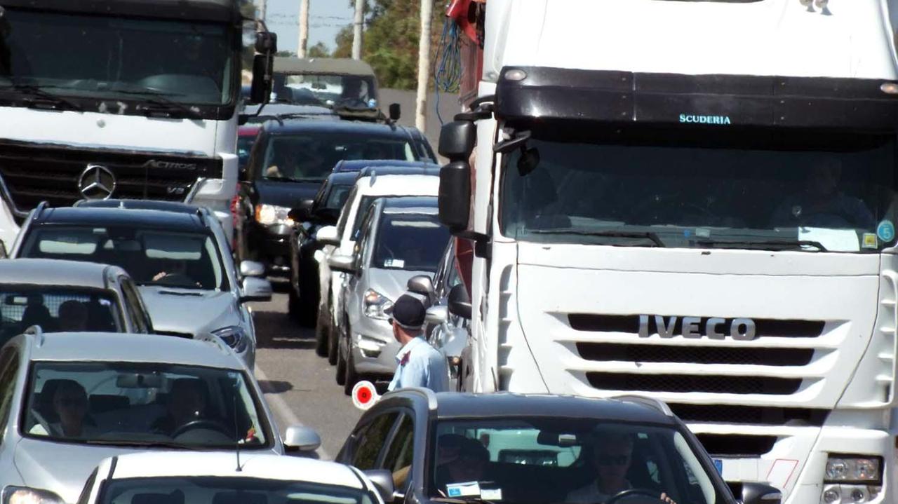 Un vigile in mezzo alle auto in viale Unità d’Italia (foto Paolo Barlettani)