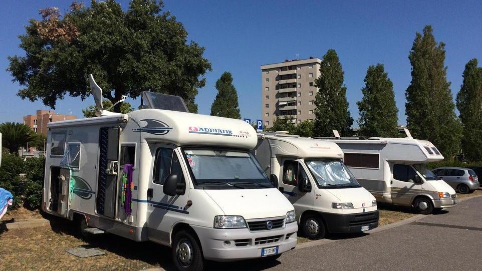 Il parcheggio nella zona sud rispetto alla Coop colmo di camper (foto Falorni/Silvi)