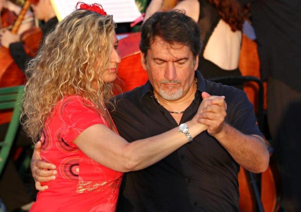 Una coppia di appassionati di tango balla alla Terrazza per la Milonga Solidaria (Marzi Pentafoto)